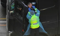 Un test de dépistage du Covid-19 pratiqué sur un chauffeur routier à l'entrée du port du Douvres, en Angleterre, le 24 décembre 2020, afin de pouvoir embarquer sur un ferry pour le continent