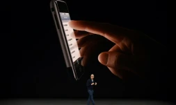 Le PDG d'Apple Tim Cook présente le nouvel iPhone 8 le 12 septembre 2017 au siège californien de l'entreprise, à Cupertino
