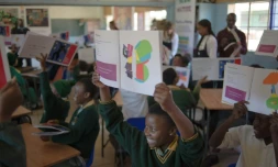 Des élÚves lors d'un atelier consacré à Matisse le 20 juin 2016 dans une école défavorisée du township de Soweto