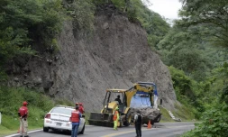 Des ouvriers déblaient une route endommagée par le tremblement de terre près d'Acapulco, dans l'Etat de Guerrero
le 8 septembre 2021