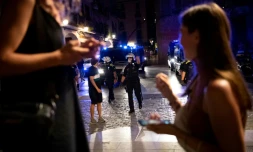 La police demande aux personnes qui participent à une soirée de quitter les lieux alors que le couvre-feu entre en vigueur dans le quartier de Born, à Barcelone, le 17 juillet 2021.