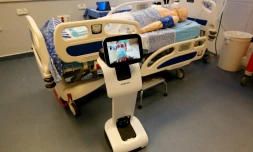 Le robot Medisana Temi a été mis au point par une société israélienne pour minimiser les contacts entre humains dans le contexte de la pandémie de Covid-19, au centre médical Chaim Sheba à Ramat Gan près de Tel Aviv, le 3 juin 2020