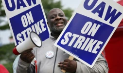 Un membre du syndicat de l'automobile (UAW) sur un piquet de grève le 22 septembre 2023 à Naperville, Illinois
