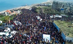 Photographie aérienne de déplacés palestiniens rassemblés à Nuseirat, dans le centre de la bande de Gaza, avant de pouvoir regagner le nord du territoire, le 26 janvier 2025 