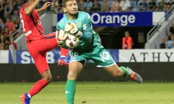 L'attaquant brésilien du PSG Lucas bute sur le gardien de Bastia Jean-Louis Leca à Furiani, le 12 août 2016