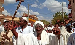 Des opposants au coup d'Etat au Soudan manifestent dans les rues d'Omdourman, la ville-jumelle de Khartoum, le 29 octobre 2021