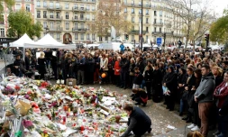 Hommage aux victimes des attentats du 13 novembre, à Paris le 16 novembre 2015