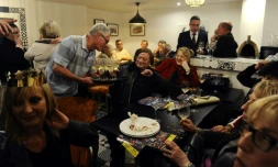 Le sénateur FN Stéphane Ravier, maire du 7e arrondissement de Marseille, lors d'une galette des rois partagée avec des militants le 28 janvier 2017 à Marseille