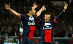 Zlatan Ibrahimovic (g) et David Beckham, alors attaquant et milieu du Paris-SG lors d'un match de L1 contre Brest, au Parc des princes, le 18 mai 2013