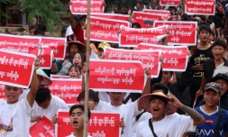 Des membres de l'ethnie Pradawng manifestent contre le projet d'extraire du plomb sur leurs terres lors d'un rassemblement à Pekon, dans l'Etat Shan, le 2 mai 2025 en Birmanie