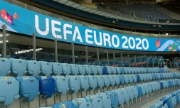 Les tribunes vides du stade Saint-Pétersbourg, qui devait accueillir certains matches du tournoi, floquées du bandeau de l'Euro-2020, le 4 février 2020
