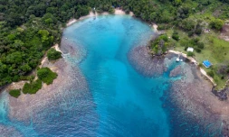 Vue aérienne du massif corallien de Portobelo, le 16 avril 2021 au Panama