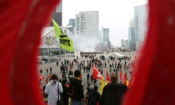 Manifestation de cheminots en grève contre la réforme ferroviaire, près de la Grande Arche de La Défense, le 12 juin 2018