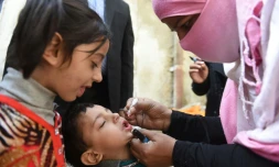 Une vaccinatrice pakistanaise administre des gouttes anti-polio à un enfant, à Karachi le 16 février 2016