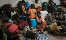 Des personnes touchées par le passage du cyclone Idai trouvent refuge dans une école à Beira, au Mozambique le 21 mars 2019