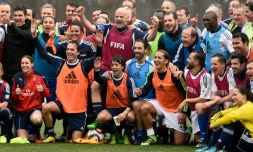 Le nouveau président de la Fifa Gianni Infantino (c) entouré d'anciens joueurs et de joueuses aprÚs un match au siÚge de la Fédération internationale à Zurich, le 28 février 2016
