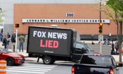 Un camion publicitaire de l'organisation "MediaMatters" avec l'inscription "Fox News a menti" devant le tribunal de Wilmington, le 17 avril 2023 dans le Delaware