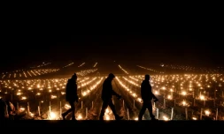 Des viticulteurs allument des bougies pour protéger leurs vignobles du gel, le 4 avril 2022 à Puligny-Montrachet, en CÎte d'Or