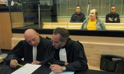 Les avocats de Jacques Rançon (dans le box des accusés), Xavier Capelet (g) et Gérald Brivet-Galaup (d), à l'ouverture du procès du "tueur de la gare", le 5 mars 2018 à Perpignan