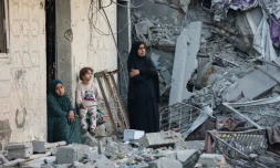 Des femmes et un enfant au milieu des décombres d'une maison détruite lors d'une frappe israélienne nocturne à Gaza, le 29 octobre 2025