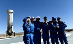 L'équipage de la fusée Blue Origin NS-19 aprÚs leur voyage de quelques minutes dans l'espace, le 11 décembre 2021 prÚs de Van Horn, au Texas