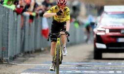 Le Danois Jonas Vingegaard vainqueur de la 7e étape du Tour d'Italie au sommet du Blockhaus, le 15 mai 2026