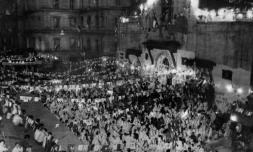 Des Algériens se rassemblent dans la casbah d'Alger le 2 juillet 1962, au lendemain du référendum sur l'indépendance