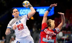 La gardienne de la Serbie Tamara Georgijev (d) tente d'arrêter le tir de la Française Alexandra Lacrabère lors de l'Euro féminin de handball, le 14 décembre 2016 à Göteborg