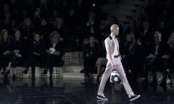 Un mannequin porte une création CourrÚges lors de la Fashion Week parisienne une collection automne-hiver, le 2 mars 2016 à Paris