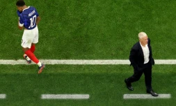 Le désarroi de la star de l'équipe de France Kylian Mbappé et du sélectionneur Didier Deschamps après l'élimination en demi-finale du Mondial face à l'Espagne, le 14 juillet 2026 à Arlington près de Dallas