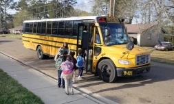 Des enfants quittent l'école Wilkins à Jackson, dans le Mississippi, le 24 mars 2022