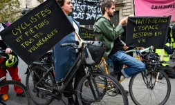 Rassemblement place de La République à Paris, le 19 octobre 2024, pour rendre hommage à Paul, un cycliste de 27 ans mort après avoir été renversé par une voiture au cours de la semaine