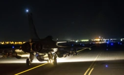 Photo publiée le 15 novembre 2015 par le ministère de la Défense et montrant un Rafale décollant d'un aéroport aux Etats arabes unis pour bombarder Raqa, fief du groupe Etat islamique (EI)