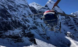 Photo d'un hélicoptère participant aux recherches des trois alpinistes fançais disparus au Népal, diffusée par Kailash Helicopter Services, le 1er novembre 2021