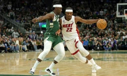 Jimmy Butler du Miami sous la pression de Jrue Holiday des Milwaukee Bucks lors du match N.5 de la série du 1er tour des play-offs en NBA le 26 avril 2023 à Milwaukee