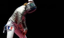 La Française Manon Brunet aprÚs sa défaite face à l'Ukrainienne Olga Kharlan pour le bronze en sabre, aux JO de Rio le 8 août 2016