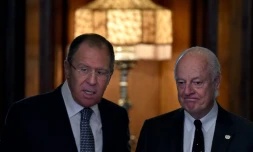 Le ministre russe des Affaires étrangères Serguëi Lavrov (g) rencontre l'envoyé spécial de l'ONU pour la Syrie Staffan de Mistura à Moscou, le 3 mai 2016