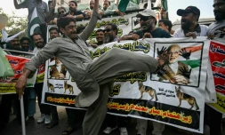 Un manifestant donne un coup de pied à une image du Premier ministre indien Narendra Modi, le 29 avril 2025 à Karachi, au Pakistan