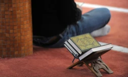 Un fidèle en prière à la mosquée Sunna le 20 novembre 2015 à Brest