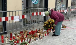 Fleurs et bougies sont déposées 
en mémoire des victimes de l'attaque au couteau perpétrée par un demandeur d'asile syrien, qui a coûté la vie à un adolescent et blessé cinq autres personnes, le 16 février 2025 à Villach, dans le sud de l'Autriche