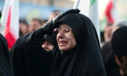 Une femme pleure la mort d'Ali Khamenei, sur une place de Téhéran le 1er mars 2026
