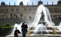 Des visiteurs dans le parc du chùteau de Versailles le jour de sa réouverture le 6 juin 2020