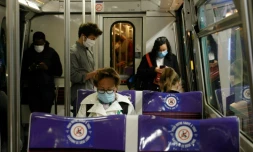 Des usagers protégés par des masques dans le métro parisien, le 11 mai 2020
