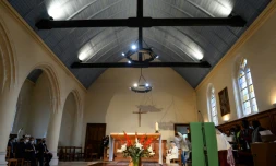 Le ministre de l'Intérieur Gerald Darmanin (g) et Roseline Hamel, s&oelig;ur du Père Jacques Hamel (d) dans l'église de Saint-Etienne à Saint-Etienne-du-Rouvray, le 26 juillet 2021