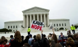 Des opposants à la nomination du juge Brett Kavanaugh manifestent devant le bâtiment de la Cour suprême américaine à Washington le 27 septembre 2018