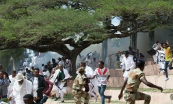 Des festivaliers fuient aprĂšs des affrontements entre policiers et manifestants suivis d'une bousculade mortelle Ă Bishoftu (sud d'Addis Abeba) , le 2 octobre 2016
