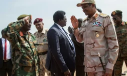 Le général Mohamed Hamdan Daglo (avec la casquette), numéro deux du Conseil militaire de transition soudanais, à son arrivée à l'aéroport de Juba, la capitale du Soudan du Sud, le 27 juillet 2019