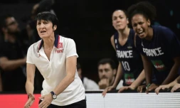 La sélectionneuse des Bleues de basket Valérie Garnier suit le match contre la Belgique en quarts du Mondial-2018, le 28 septembre 2018 à San Cristóbal de La Laguna aux Canaries