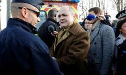 Bruno Le Roux (c) visite le marché de Noël à Paris le 11 décembre 2016