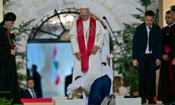 Un homme se prosterne devant le pape Léon XIV après une rencontre avec des jeunes à Bkerké, au nord de Beyrouth, le 1er décembre 2025